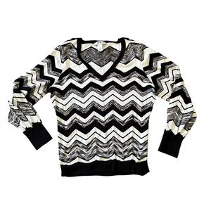 White House Black Market Black White Chevron Sweater Size L Stretch Vneck